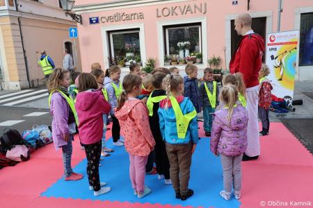 Otroci kamniških šol in vrtcev rajali na Glavnem trgu in se učili o trajnostni mobilnosti (10)